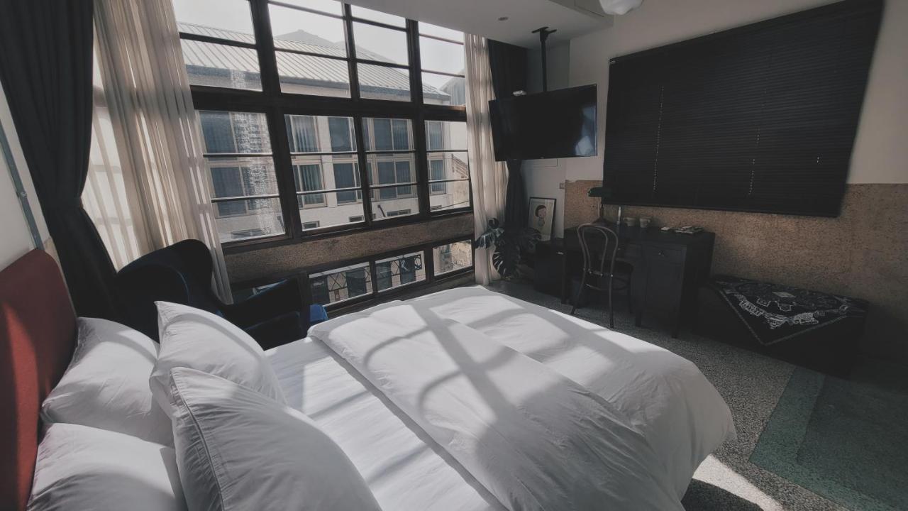 Through A Path Apartment Тайнан Екстериор снимка