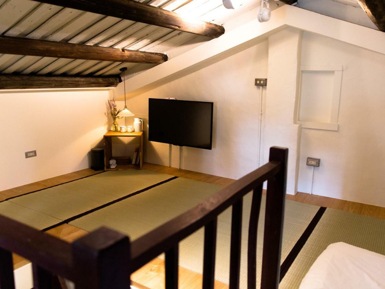 Through A Path Apartment Тайнан Екстериор снимка