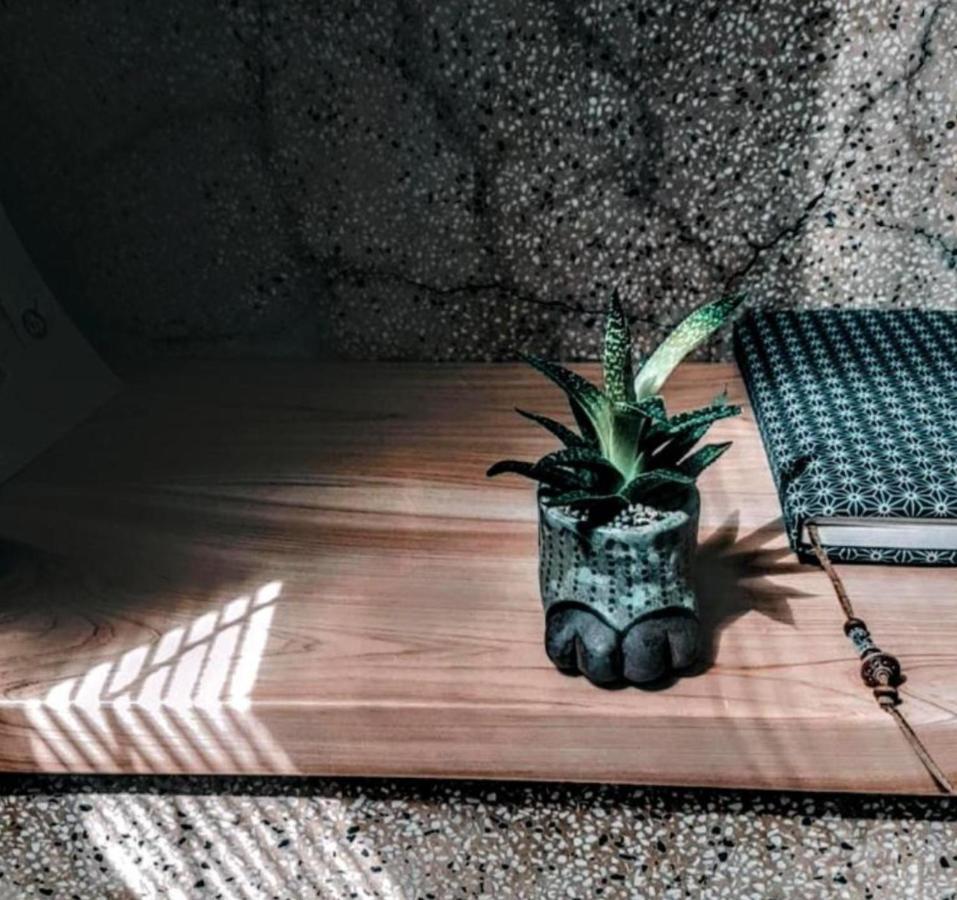 Through A Path Apartment Тайнан Екстериор снимка